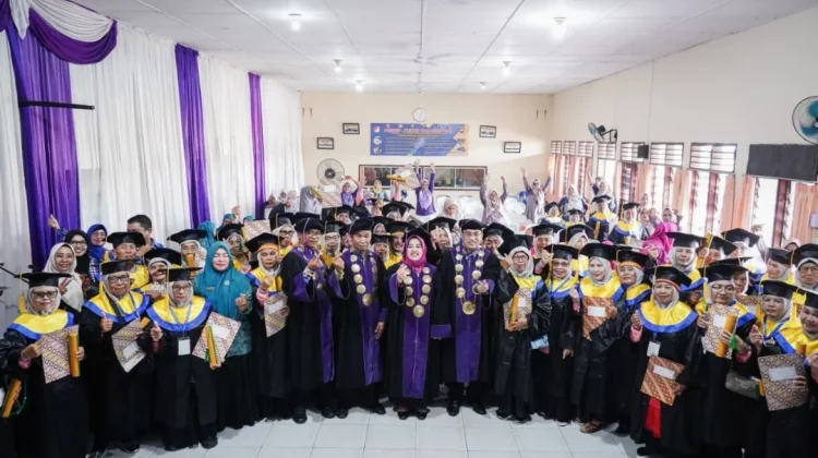 Wisuda Sekolah Lansia, Ketua TP PKK: Semangat Tuntut Ilmu Tidak Kenal Usia