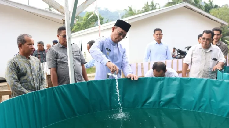 Gus Irawan Serahkan Bantuan Kolam Bundar, Bibit Lele dan Pakan Ikan