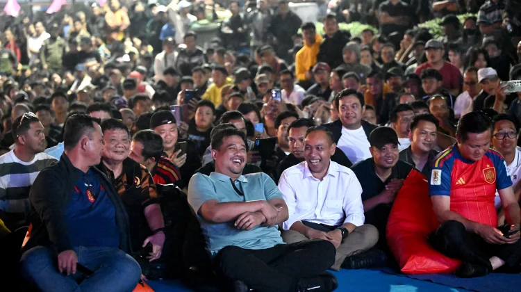 Bobby Nasution Bersama Ribuan Masyarakat Nias Nikmati Serunya Final Piala Dunia