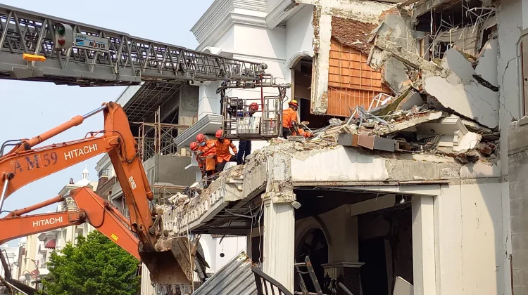 Tim SAR Berhasil Evakuasi Dua Jasad Ledakan Dahsyat di Grand Polonia Medan