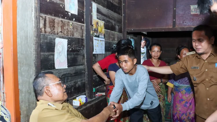 Kunjungi Korban Tabrakan Sibolangit, Bupati Dairi Beri Beasiswa Ahli Waris