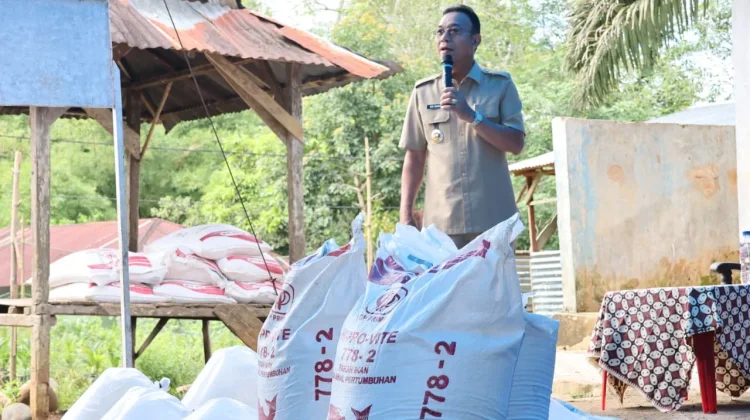 Bupati Tapsel Serahkan Bantuan 10 Ribu Benih Ikan dan Pakan di Pargarutan Dolok