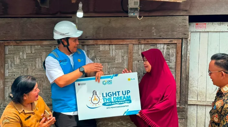PLN Hadirkan Listrik Gratis Bagi 13 Keluarga di Simalungun
