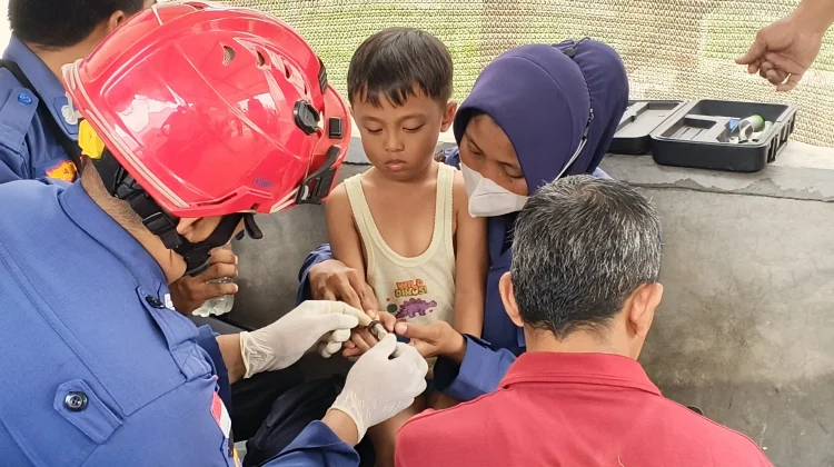 Damkar Tanjungbalai Evakuasi Jari Bocah yang Tersangkut di Kunci Jendela