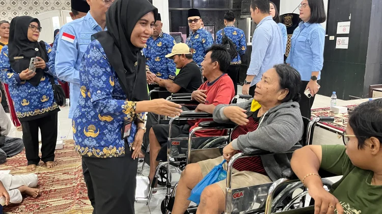 Puluhan Penyandang Disabilitas di Tanjungbalai Terima Bantuan Kursi Roda
