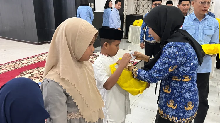 Puluhan Siswa SD di Tanjungbalai Terima Bantuan Seragam Sekolah