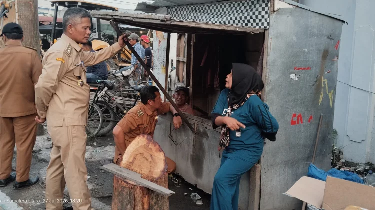 Camat TBS Imbau Masyarakat dan Pedagang Kosongkan Trotoar serta Bahu Jalan Sutomo