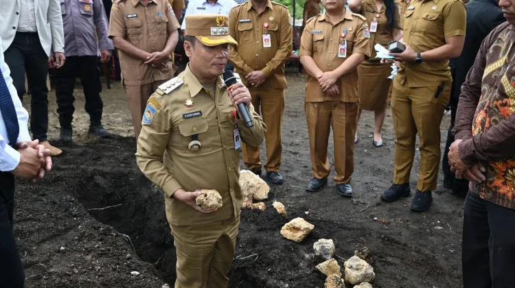 Bupati Humbahas Letakkan Batu Pertama Gereja GBI Hutapaung