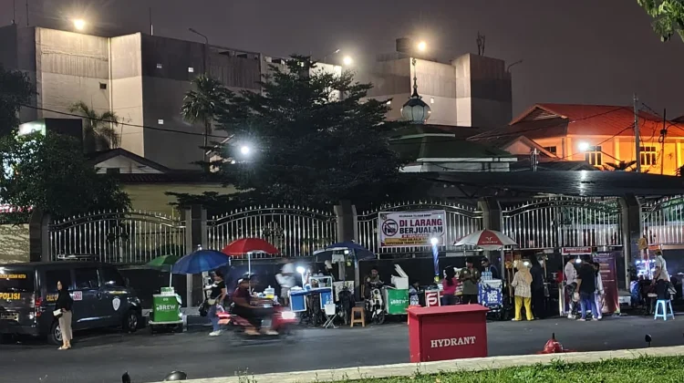 Larangan Berjualan, Mengapa Pedagang Masih Bertahan?