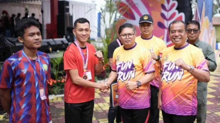 Bupati dan Wakil Bupati Karo Serahkan Penghargaan kepada Juara Fun Run FBB 2026