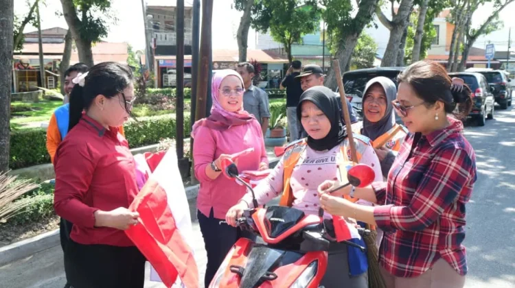 Pemkab Deli Serdang Bagikan Bendera Merah Putih