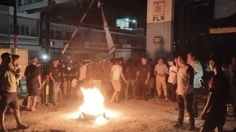Ratusan Warga Datangi Kantor PLN Tanjungbalai, Protes Penyebab Pemadaman Listrik