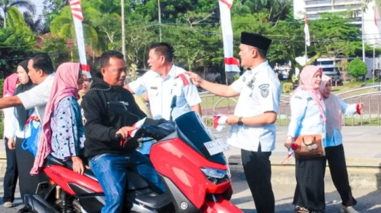 Pemkab Labuhanbatu Bagikan 300 Bendera Merah Putih Gratis ke Pengguna Jalan