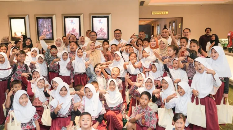 Bersama Bupati, Anak-anak Tanjung Morawa Nikmati Nobar di Bioskop