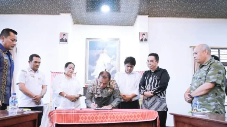 Bupati Karo Serahkan Surat Pernyataan Resmi Penyerahan Aset RSUD Kabanjahe