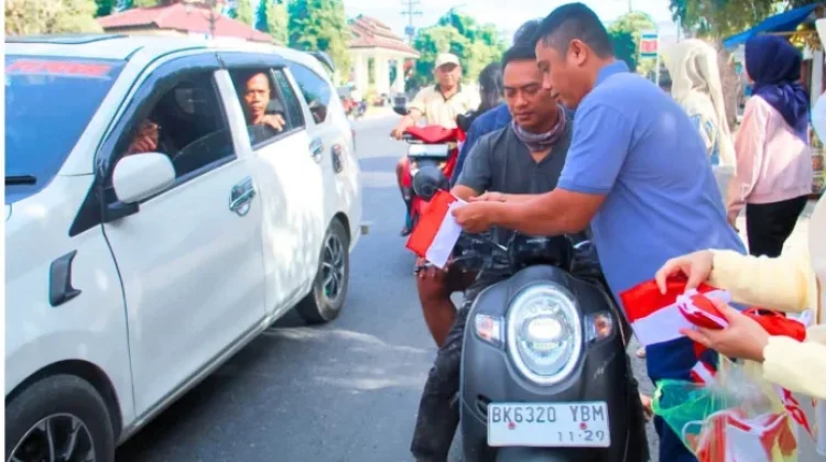 Semarakkan HUT ke-81 RI, Pemkab Labuhanbatu Bagikan Bendera Gratis
