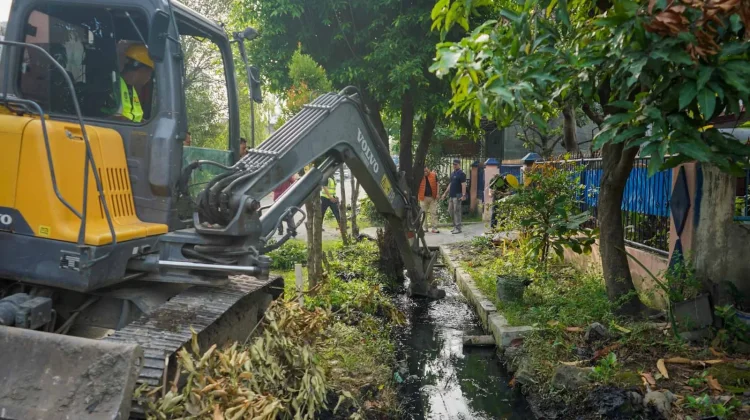Gotong Royong Bersihkan Parit Tersumbat, Pemko Medan Turunkan Alat Berat