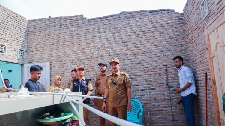 Wali Kota Tebing Tinggi Tinjau Rumah Terdampak Puting Beliung