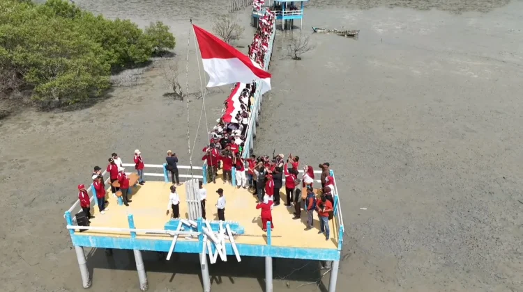 Ratusan Pelajar dan Warga Asahan Kibarkan Bendera Merah Putih Sepanjang 17 Meter