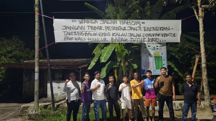 Pemerintah Gerah, Warga Mahoni Pasang Spanduk Tuntut Perbaikan Jalan