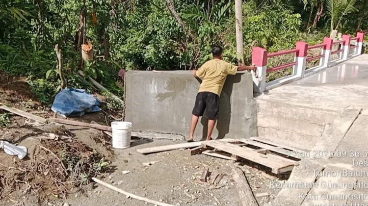Gotong Royong TNI dan Warga, Jembatan Beton Sihare’o Siwahili Capai 96 Persen