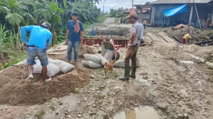 Satgas Karya Bakti TNI Kebut Pembangunan Jembatan Beton di Desa Mehaga