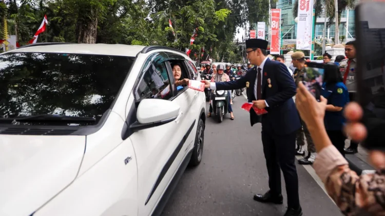 Kibarkan Semangat Kemerdekaan, Wali Ktota Medan Bagikan Bendera kepada Warga