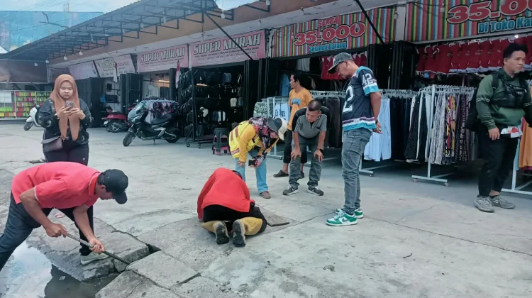 Kadis PUTR Tanjungbalai Turun Langsung Pantau Penanganan Genangan Air