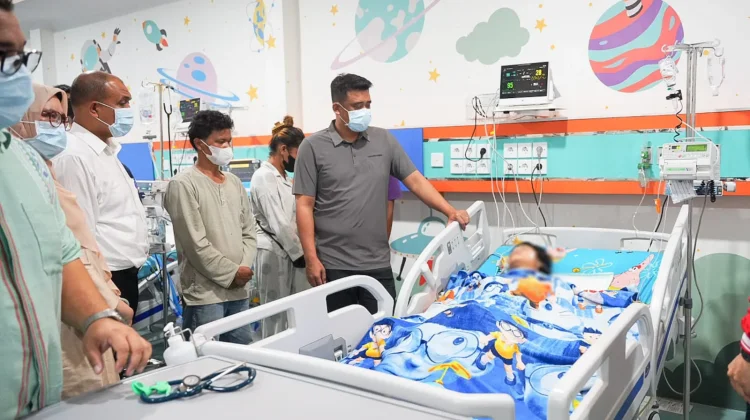 Dirawat Intensif di RS Haji Medan, Bobby Nasution Jenguk Siswi SMKN 1 Berastagi