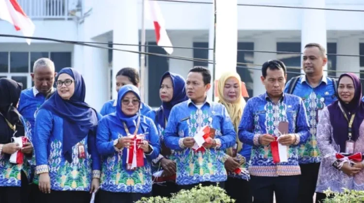BKPP Labuhanbatu Bagikan 100 Bendera Merah Putih jelang HUT ke-81 RI