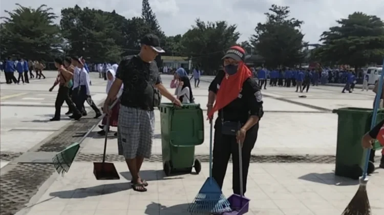 Petugas Kebersihan Tetap Jaga Kebersihan di tengah Meriahnya Pawai HUT ke-81 RI