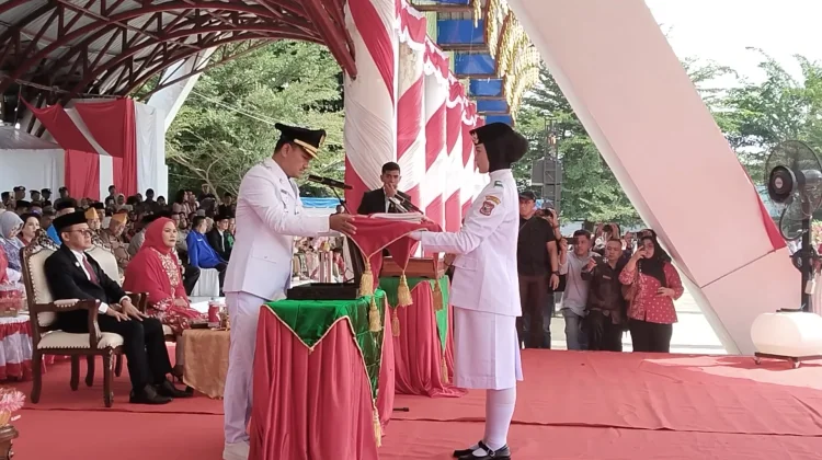 Syakila Budi Duta Tambunan Jadi Pembawa Baki HUT Ke-81 RI di Tanjungbalai