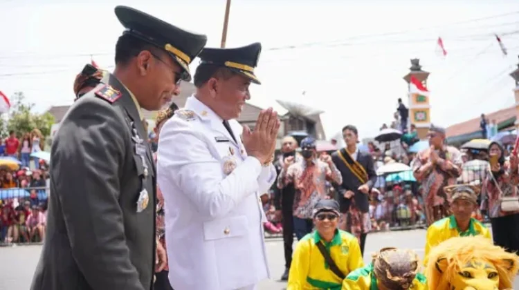 Bupati Karo Terima Pawai Defile SMP dan SMA dalam Rangka HUT ke-81 RI