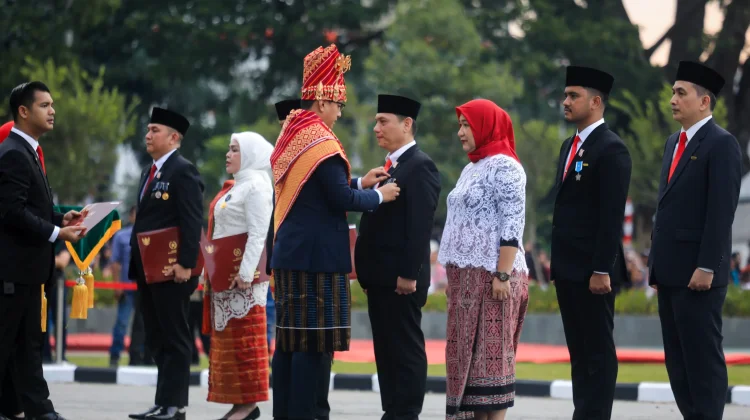 Penurunan Bendera HUT ke-81 RI, Rico Waas Serahkan Satyalancana