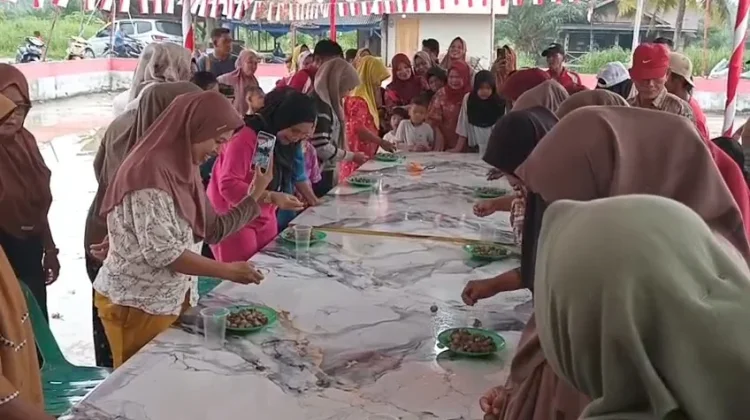 Keseruan Emak-Emak Ikuti Lomba Kupas Kerang Dara dengan Satu Tangan