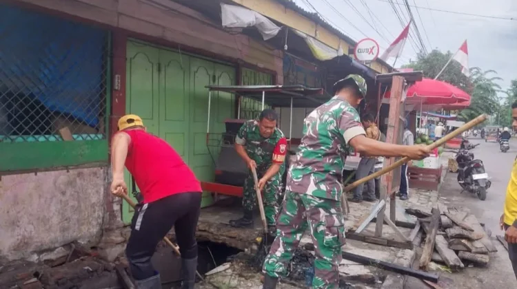 Babinsa Koramil 09 TB Bersama Warga Gotong Royong