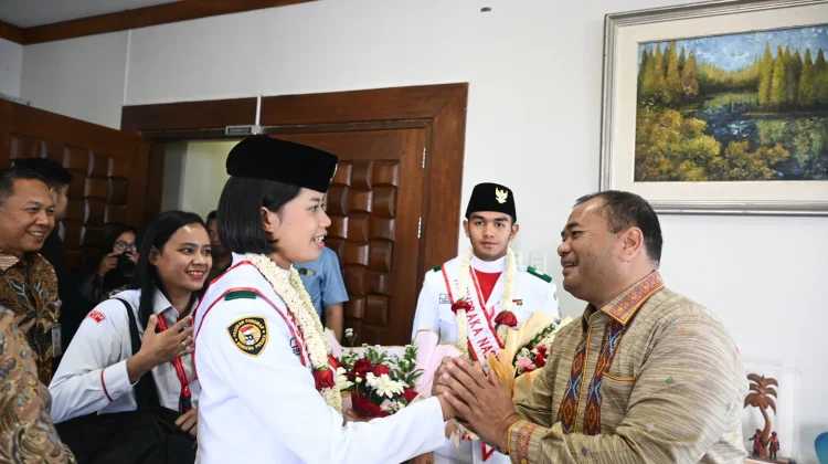 Pj Sekdaprov Sumut Sambut Kepulangan Dua Paskibraka Nasional Asal Toba