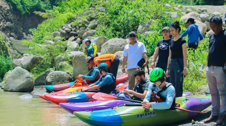 Enam Peselancar Kayak Asal Inggris Jajaki Arus Sungai Dairi