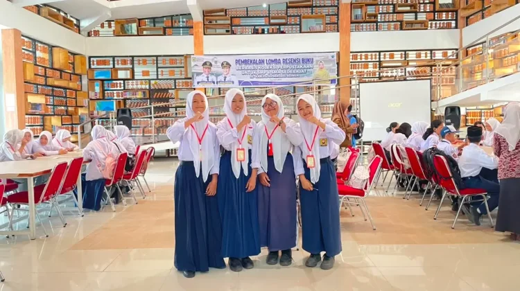 Empat Siswi SMPN 1 Teluk Mengkudu Ikuti Pembekalan Resensi Buku