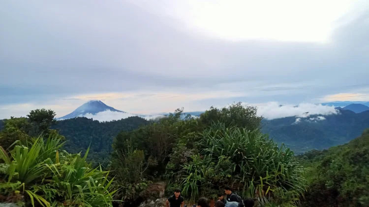 Hiking Perjalanan Fisik lebih dari Sekedar Olahraga