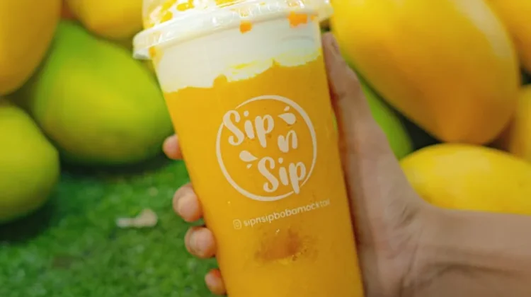 Menikmati Smoothies Mango Thai saat Cuaca Panas di Medan