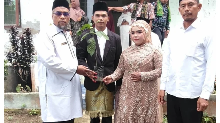 Peduli Lingkungan, KUA STU Jehe Ajak Calon Pengantin Tanam Pohon