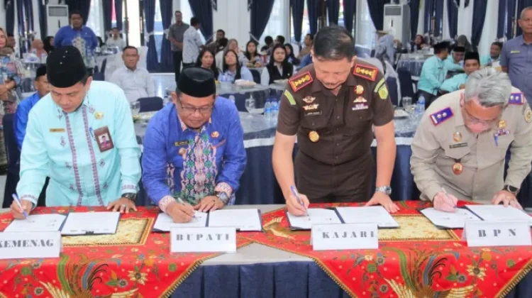 Wabup Labuhanbatu Teken Kerjasama Percepatan Sertifikasi Tanah Wakaf