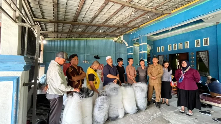 Nelayan Tanjungbalai Terima 292 Unit Jaring Insang