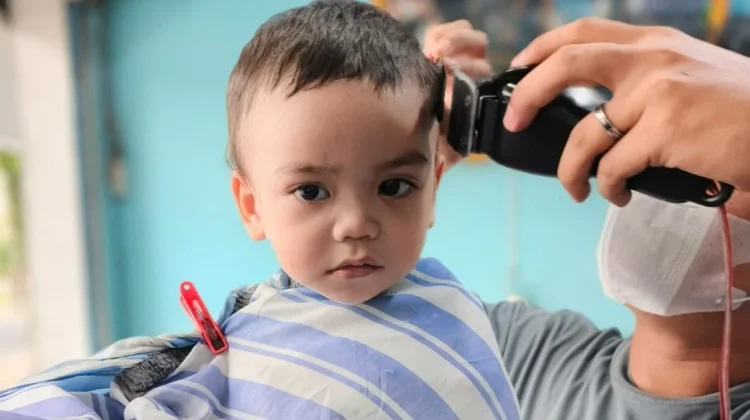 Tips Ajak Anak Pangkas Rambut tanpa Drama
