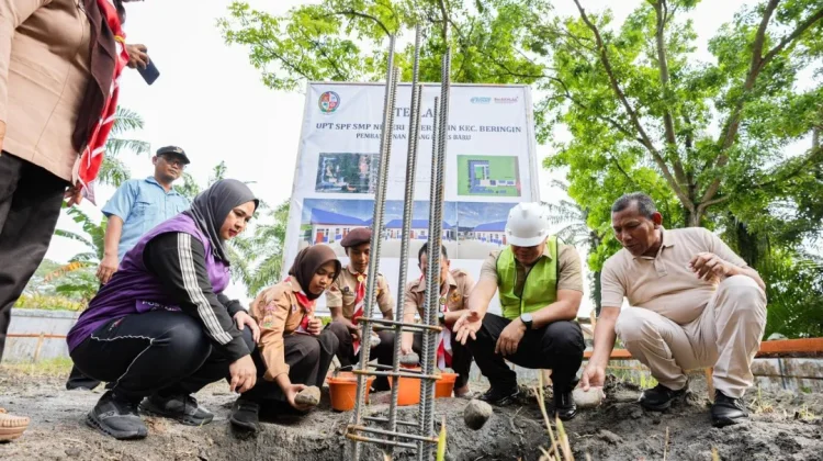 Bupati Letakkan Batu Pertama Pembangunan RKB dan Aula SMPN 1 Beringin