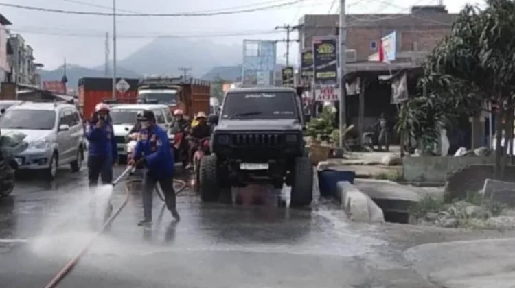 Pemkab Karo Lakukan Penyiraman Jalan Terdampak Abu Vulkanik Erupsi Sinabung