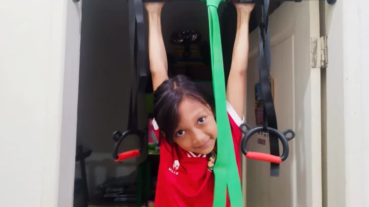 Bergelantungan Membantu Perkembangan Fisik Anak
