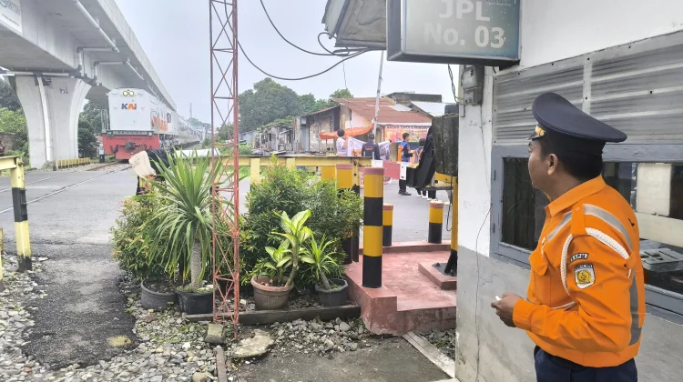 Perkuat Keselamatan Perlintasan Sebidang, KAI Sumut Tambah 180 Petugas Ekstra