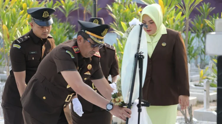 Harlah Kejaksaan ke-81, Kejari Tanjungbalai Ziarah dan Tabur Bunga di TMP
